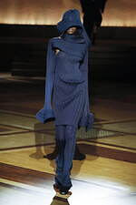 イッセイ ミヤケ 2024年秋冬ウィメンズコレクション - “まとう服”の追求、一枚の布から｜写真3