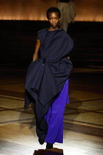 イッセイ ミヤケ 2024年秋冬ウィメンズコレクション - “まとう服”の追求、一枚の布から｜写真7