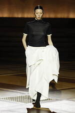 イッセイ ミヤケ 2024年秋冬ウィメンズコレクション - “まとう服”の追求、一枚の布から｜写真8