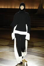 イッセイ ミヤケ 2024年秋冬ウィメンズコレクション - “まとう服”の追求、一枚の布から｜写真11