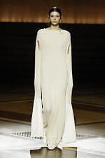 イッセイ ミヤケ 2024年秋冬ウィメンズコレクション - “まとう服”の追求、一枚の布から｜写真12