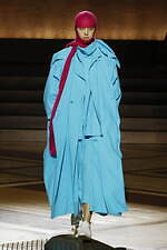 イッセイ ミヤケ 2024年秋冬ウィメンズコレクション - “まとう服”の追求、一枚の布から｜写真14