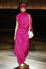 イッセイ ミヤケ 2024年秋冬ウィメンズコレクション - “まとう服”の追求、一枚の布から｜写真15