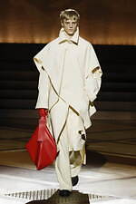 イッセイ ミヤケ 2024年秋冬ウィメンズコレクション - “まとう服”の追求、一枚の布から｜写真16