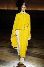 イッセイ ミヤケ 2024年秋冬ウィメンズコレクション - “まとう服”の追求、一枚の布から｜写真18