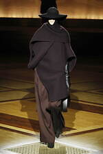 イッセイ ミヤケ 2024年秋冬ウィメンズコレクション - “まとう服”の追求、一枚の布から｜写真19