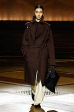 イッセイ ミヤケ 2024年秋冬ウィメンズコレクション - “まとう服”の追求、一枚の布から｜写真20