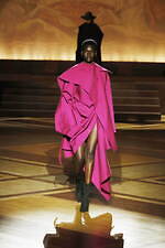 イッセイ ミヤケ 2024年秋冬ウィメンズコレクション - “まとう服”の追求、一枚の布から｜写真21