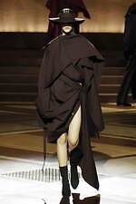 イッセイ ミヤケ 2024年秋冬ウィメンズコレクション - “まとう服”の追求、一枚の布から｜写真22