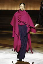 イッセイ ミヤケ 2024年秋冬ウィメンズコレクション - “まとう服”の追求、一枚の布から｜写真23