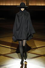 イッセイ ミヤケ 2024年秋冬ウィメンズコレクション - “まとう服”の追求、一枚の布から｜写真25