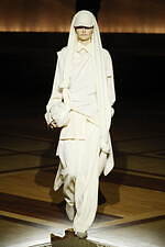 イッセイ ミヤケ 2024年秋冬ウィメンズコレクション - “まとう服”の追求、一枚の布から｜写真26