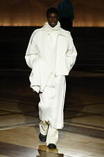 イッセイ ミヤケ 2024年秋冬ウィメンズコレクション - “まとう服”の追求、一枚の布から｜写真29