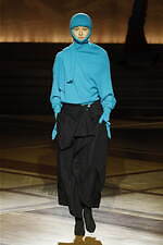 イッセイ ミヤケ 2024年秋冬ウィメンズコレクション - “まとう服”の追求、一枚の布から｜写真30