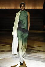 イッセイ ミヤケ 2024年秋冬ウィメンズコレクション - “まとう服”の追求、一枚の布から｜写真38