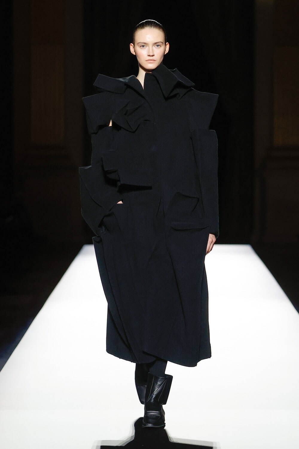 ヨウジヤマモト(Yohji Yamamoto) 2024-25年秋冬ウィメンズコレクション  - 写真1