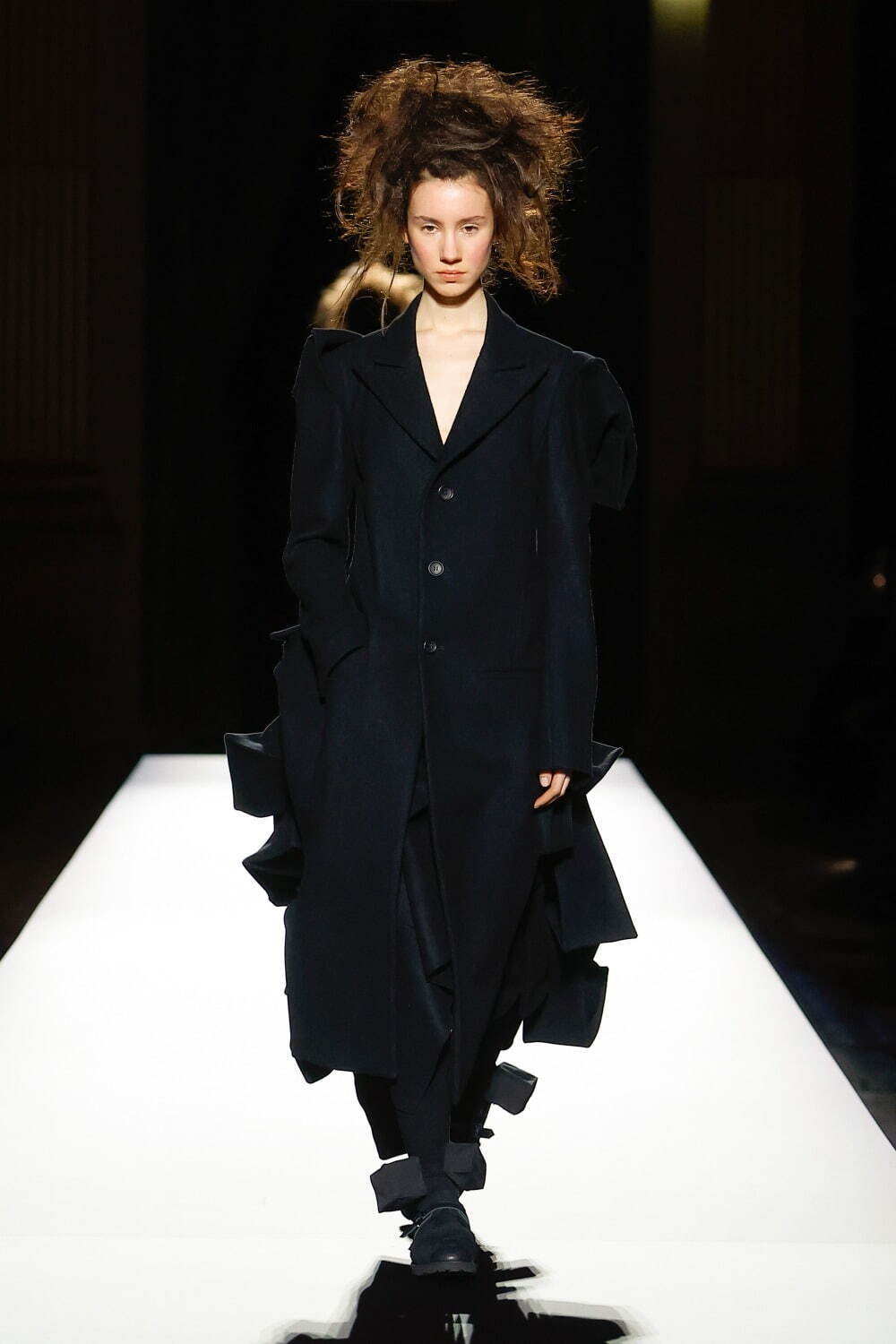 ヨウジヤマモト(Yohji Yamamoto) 2024-25年秋冬ウィメンズコレクション  - 写真9