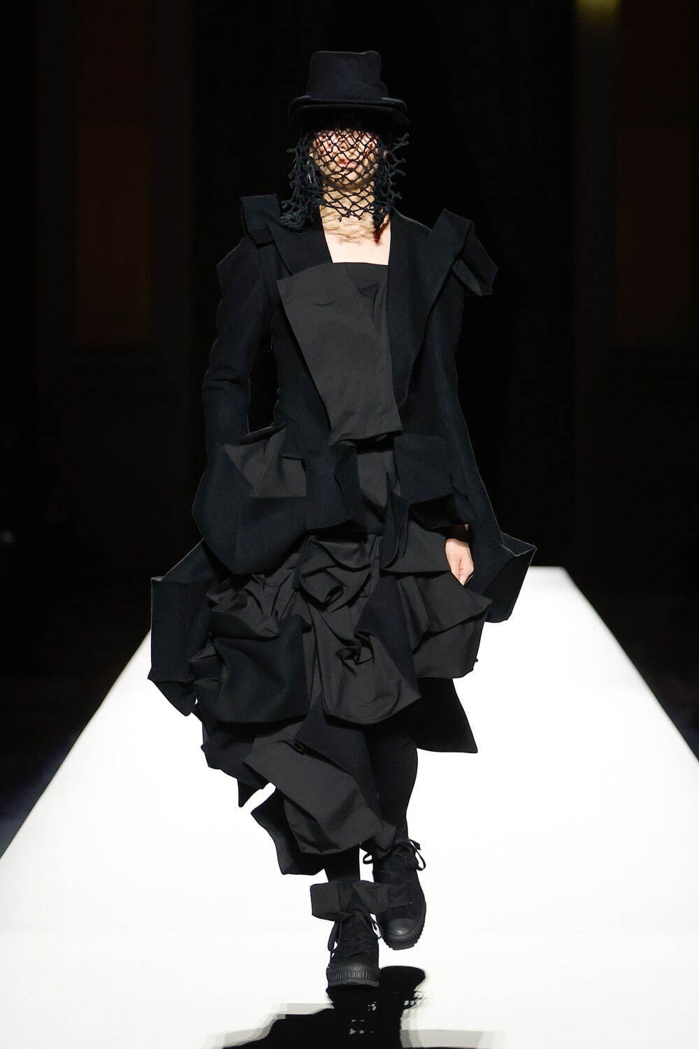 ヨウジヤマモト(Yohji Yamamoto) 2024-25年秋冬ウィメンズコレクション  - 写真13