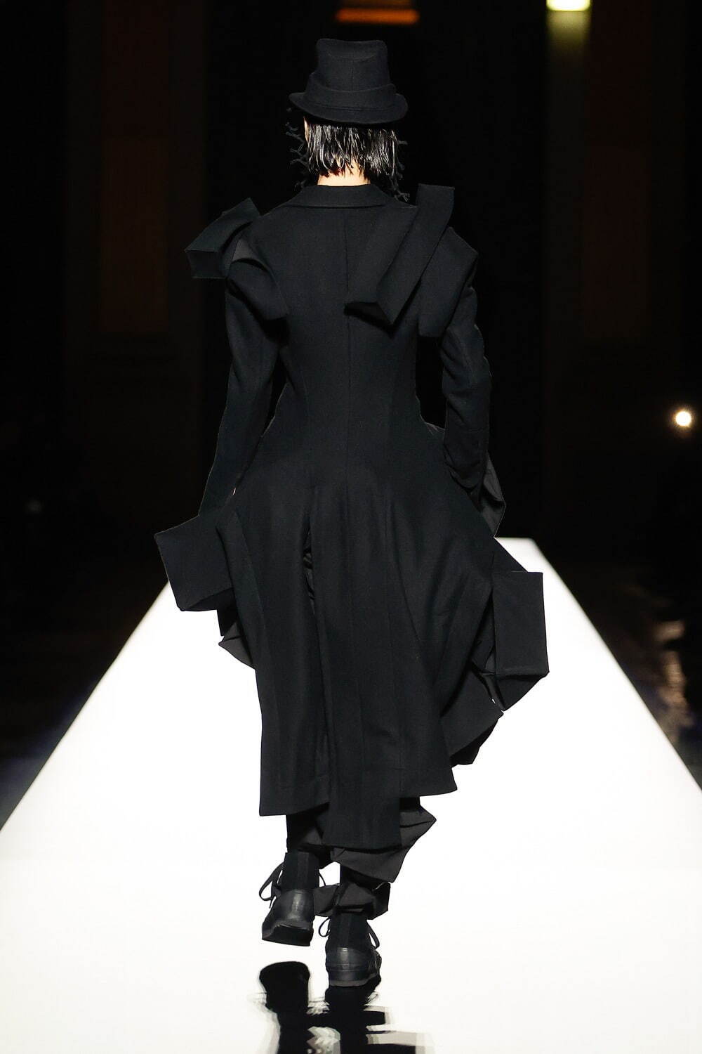 ヨウジヤマモト(Yohji Yamamoto) 2024-25年秋冬ウィメンズコレクション  - 写真14