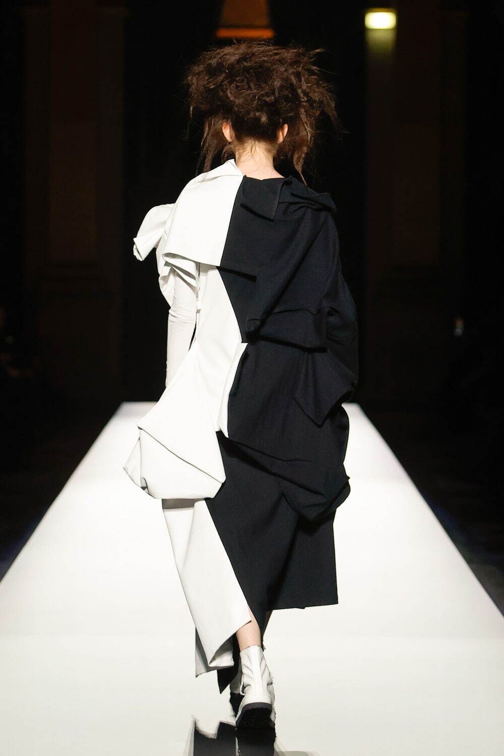 ヨウジヤマモト(Yohji Yamamoto) 2024-25年秋冬ウィメンズコレクション  - 写真18