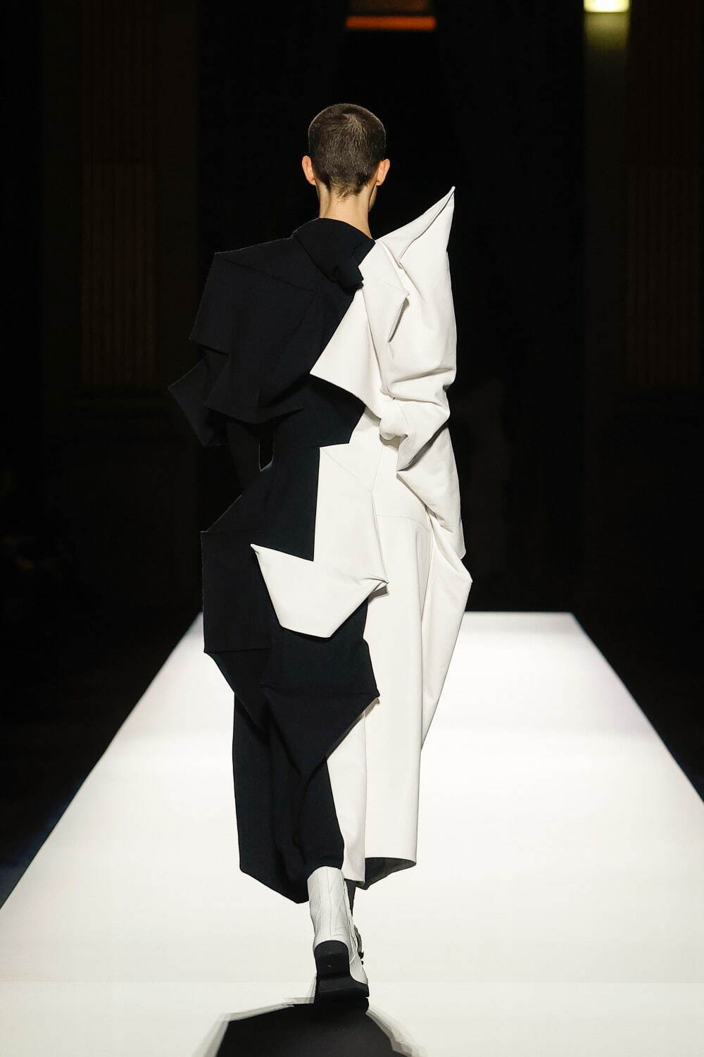 ヨウジヤマモト(Yohji Yamamoto) 2024-25年秋冬ウィメンズコレクション  - 写真20