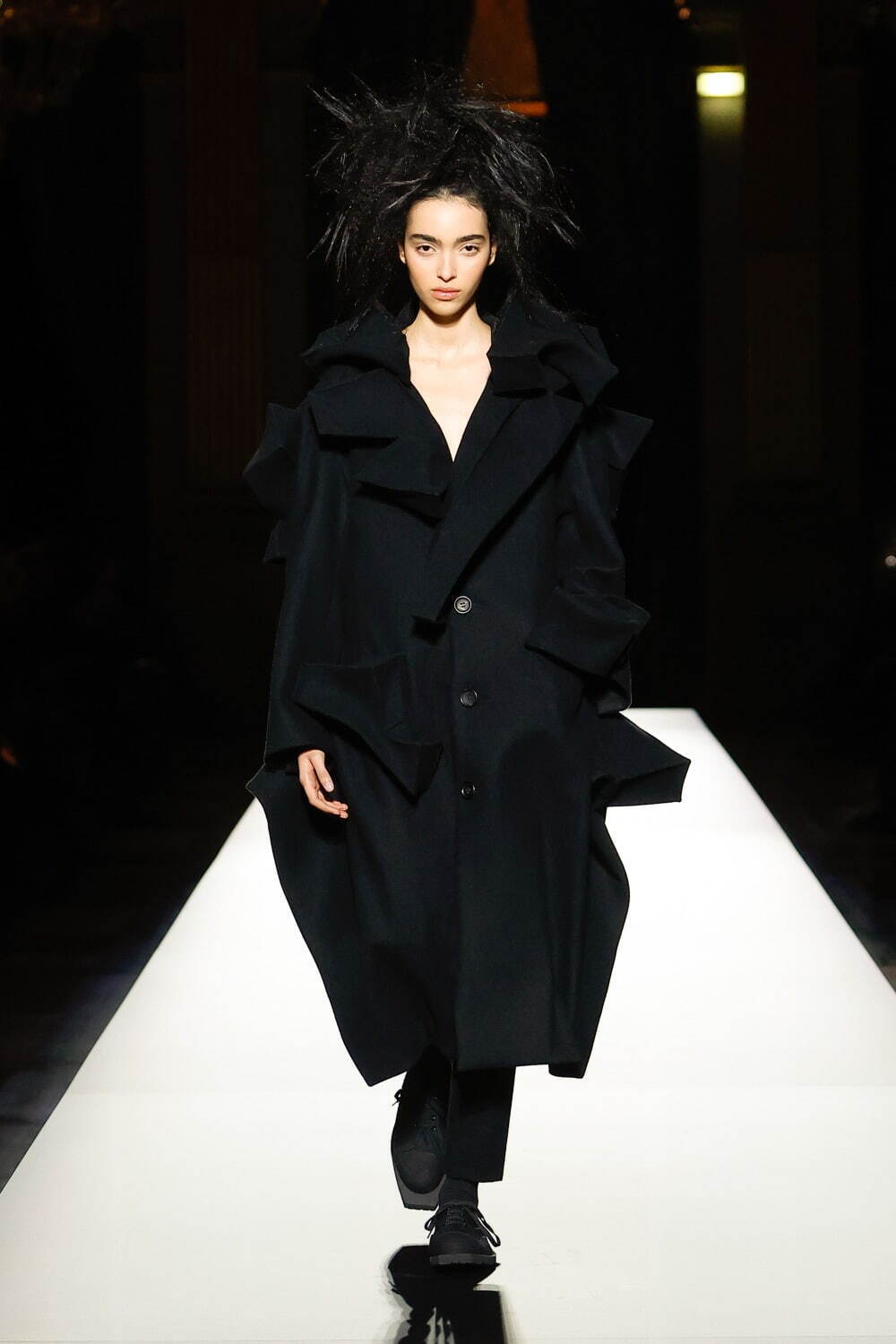 ヨウジヤマモト(Yohji Yamamoto) 2024-25年秋冬ウィメンズコレクション  - 写真25