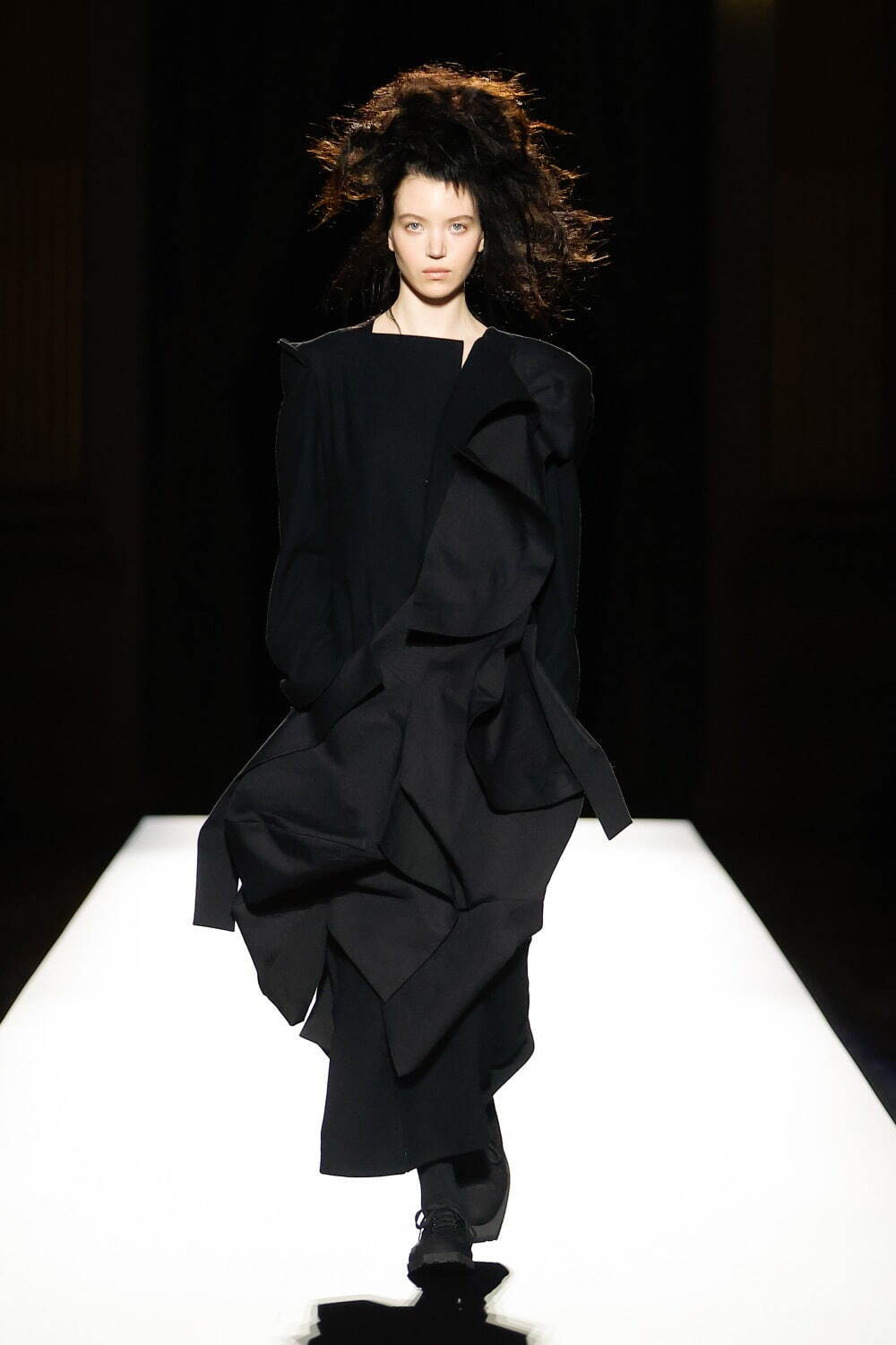 ヨウジヤマモト(Yohji Yamamoto) 2024-25年秋冬ウィメンズコレクション  - 写真27