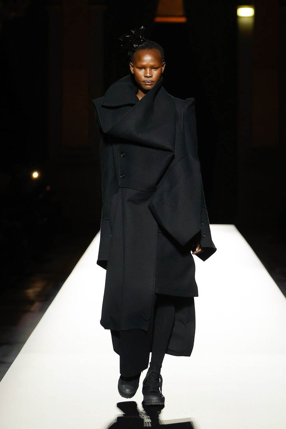 ヨウジヤマモト(Yohji Yamamoto) 2024-25年秋冬ウィメンズコレクション  - 写真29