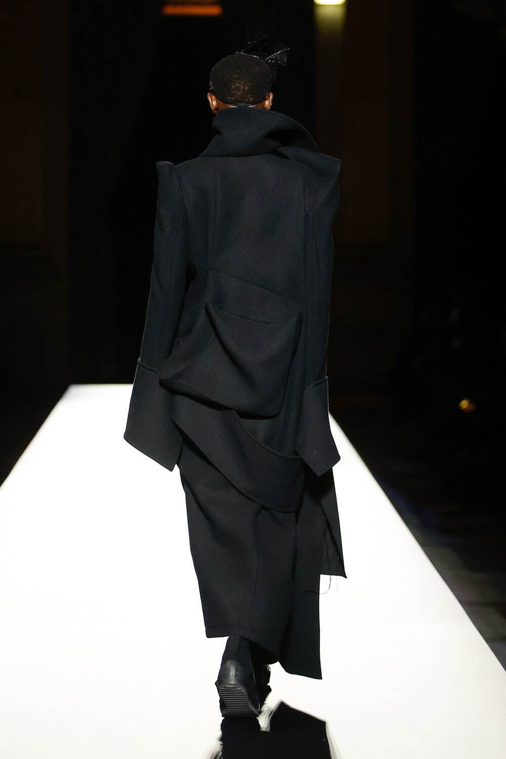 ヨウジヤマモト(Yohji Yamamoto) 2024-25年秋冬ウィメンズコレクション  - 写真30