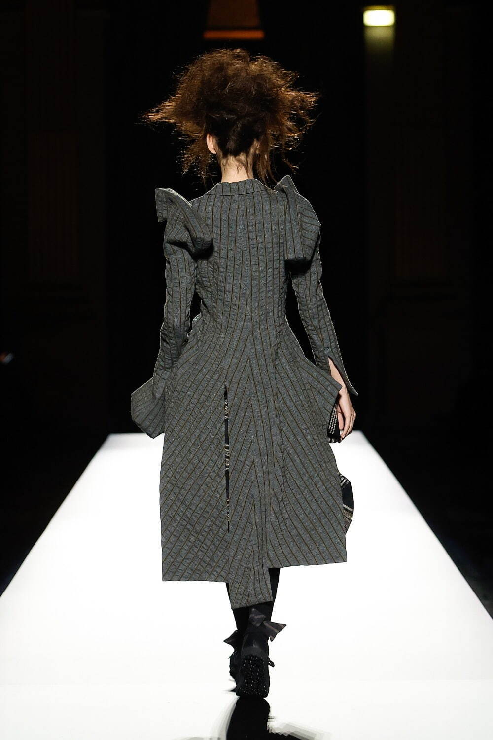 ヨウジヤマモト(Yohji Yamamoto) 2024-25年秋冬ウィメンズコレクション  - 写真38