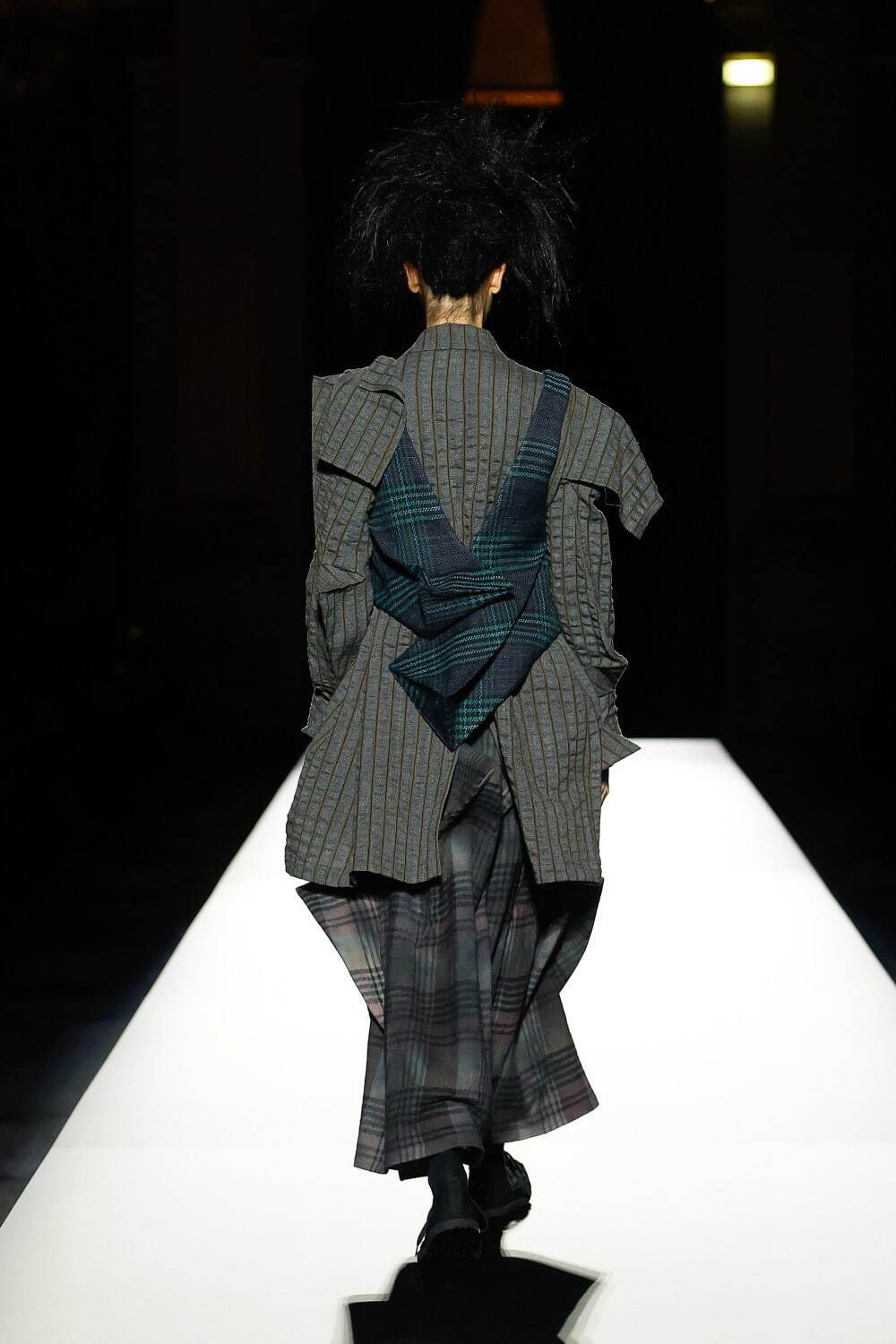 ヨウジヤマモト(Yohji Yamamoto) 2024-25年秋冬ウィメンズコレクション  - 写真48