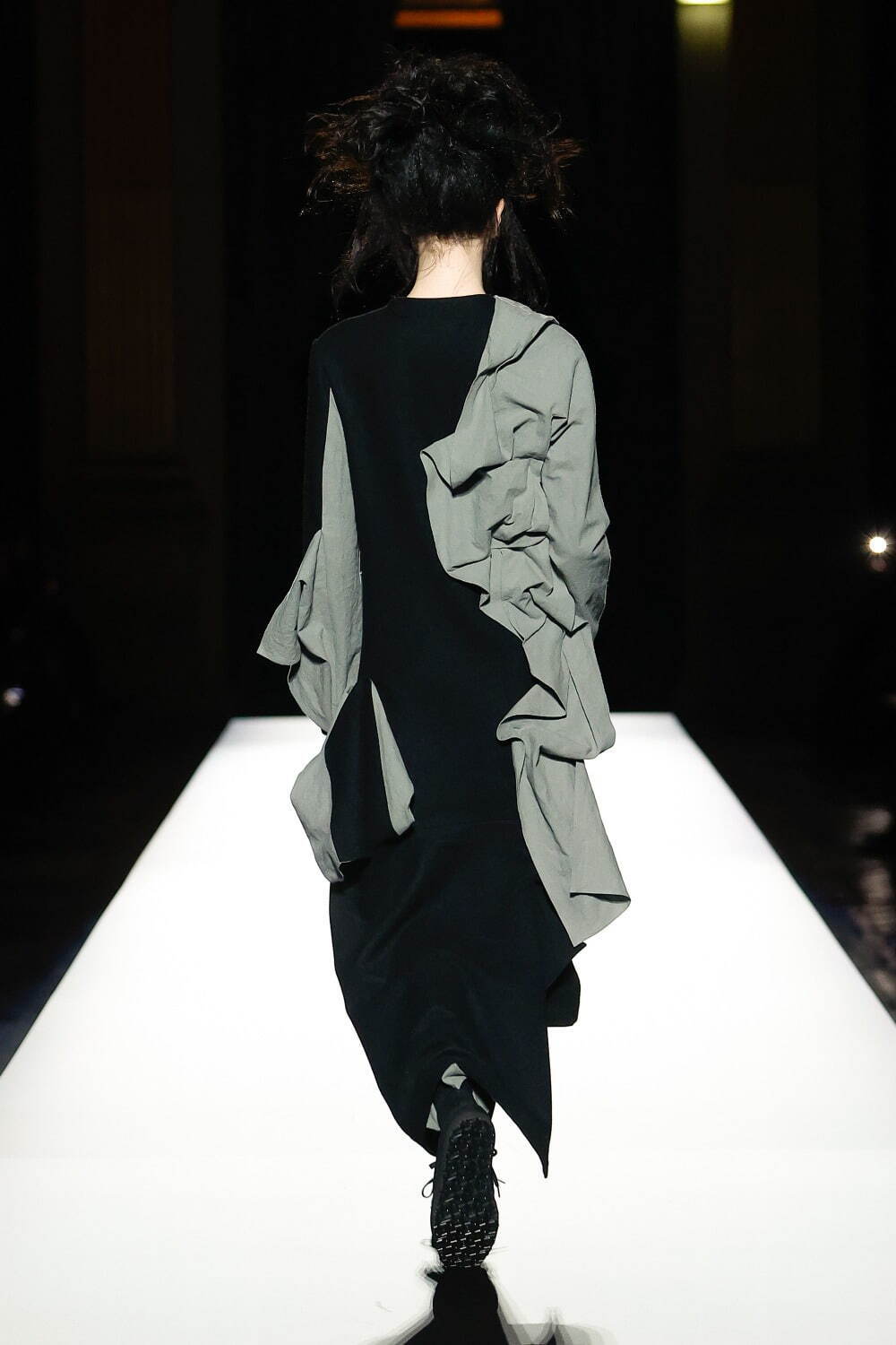 ヨウジヤマモト(Yohji Yamamoto) 2024-25年秋冬ウィメンズコレクション  - 写真52