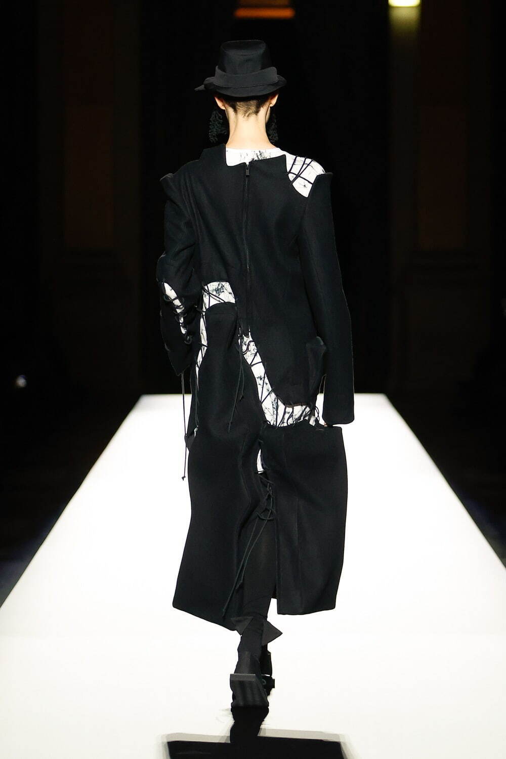 ヨウジヤマモト(Yohji Yamamoto) 2024-25年秋冬ウィメンズコレクション  - 写真56