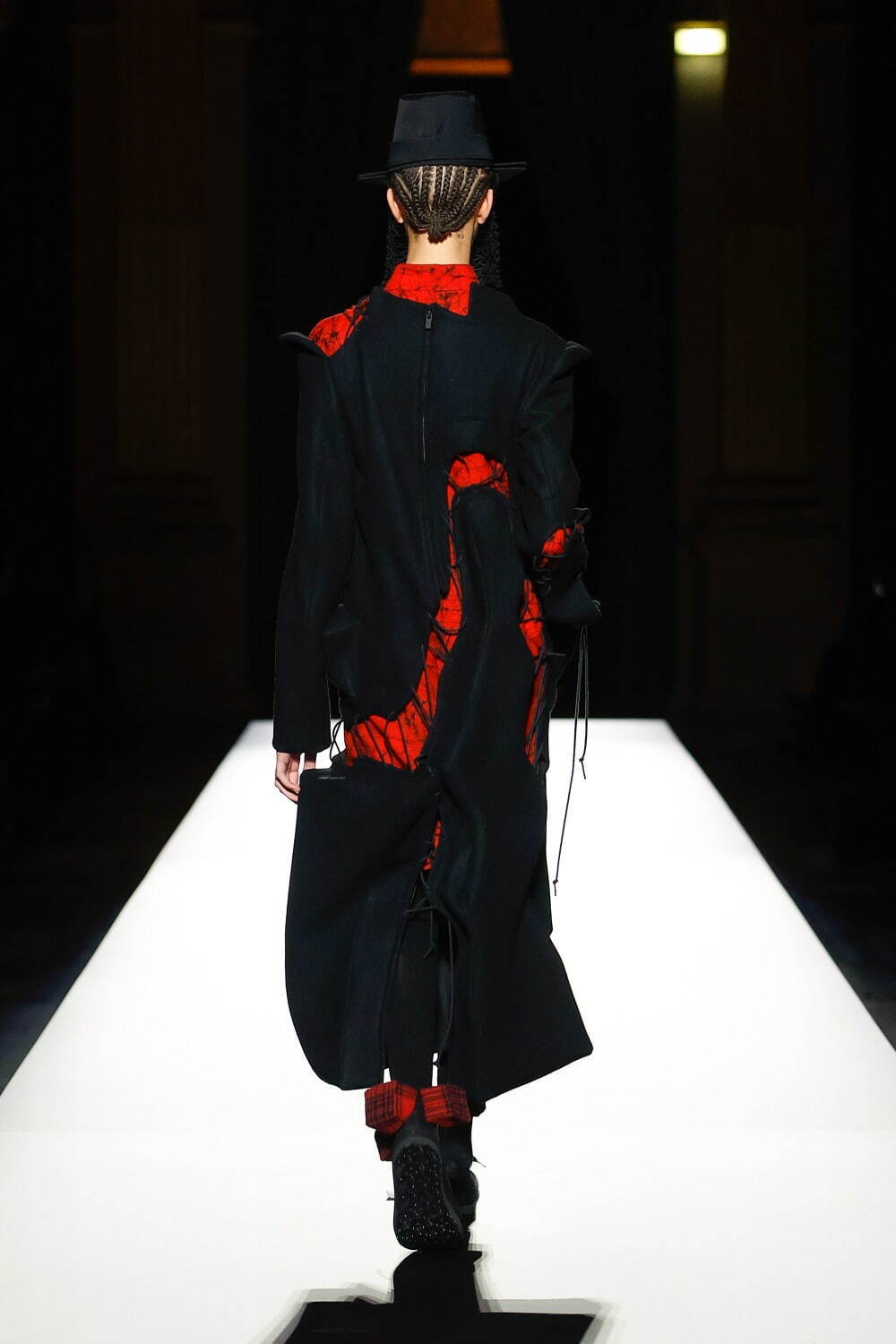 ヨウジヤマモト(Yohji Yamamoto) 2024-25年秋冬ウィメンズコレクション  - 写真58