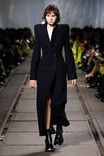 マックイーン 2024-25年秋冬コレクション - 包み込み、露わになる動物性｜写真9