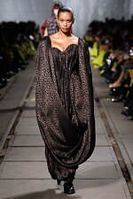 マックイーン 2024-25年秋冬コレクション - 包み込み、露わになる動物性｜写真17