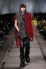 マックイーン 2024-25年秋冬コレクション - 包み込み、露わになる動物性｜写真18