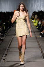 マックイーン 2024-25年秋冬コレクション - 包み込み、露わになる動物性｜写真22