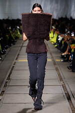 マックイーン 2024-25年秋冬コレクション - 包み込み、露わになる動物性｜写真23