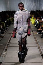 マックイーン 2024-25年秋冬コレクション - 包み込み、露わになる動物性｜写真35