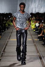 マックイーン 2024-25年秋冬コレクション - 包み込み、露わになる動物性｜写真42