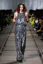 マックイーン 2024-25年秋冬コレクション - 包み込み、露わになる動物性｜写真43