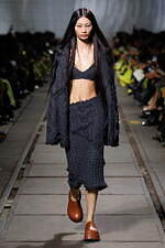 マックイーン 2024-25年秋冬コレクション - 包み込み、露わになる動物性｜写真47