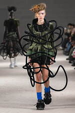 ノワール ケイ ニノミヤ 2024-25年秋冬コレクション、みずみずしく輝くエネルギー｜写真19