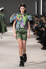 ノワール ケイ ニノミヤ 2024-25年秋冬コレクション、みずみずしく輝くエネルギー｜写真26