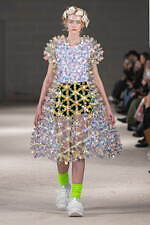 ノワール ケイ ニノミヤ 2024-25年秋冬コレクション、みずみずしく輝くエネルギー｜写真28