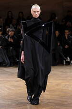 ジュンヤ ワタナベ 2024-25年秋冬ウィメンズコレクション、拡張するフォルム｜写真2