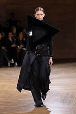 ジュンヤ ワタナベ 2024-25年秋冬ウィメンズコレクション、拡張するフォルム｜写真3