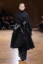 ジュンヤ ワタナベ 2024-25年秋冬ウィメンズコレクション、拡張するフォルム｜写真8