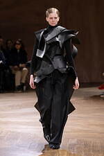 ジュンヤ ワタナベ 2024-25年秋冬ウィメンズコレクション、拡張するフォルム｜写真9